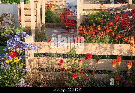 -The Narrows - Eiche Gartenzaun mit gemischten Beet einschließlich Agapanthus ' Headbourne Hybriden '' Helenium ' Waltra Stockfoto