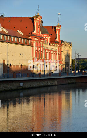 Ossolineum oder nationalen Ossoliński-Instituts spiegelt sich im Fluss Oder, Wroclaw, Polen Stockfoto