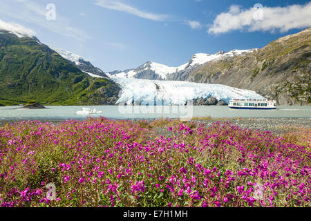 Ein Ausflugsboot erkundet Portage Lake mit Portage-Gletscher in den Chugach National Forest of Portage Valley in Alaska. Stockfoto