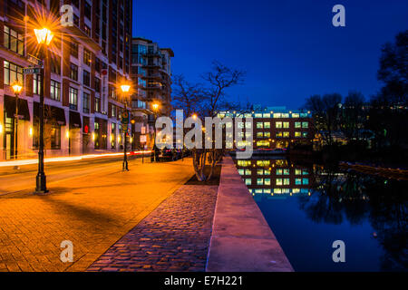 Kanal entlang einer Straße in der Nacht in Baltimore, Maryland. Stockfoto