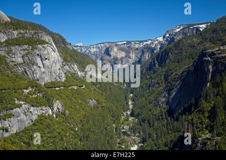Merced River, Bridalveil Fall und Yosemite Valley gesehen von Big Oak Flat Straße, Yosemite-Nationalpark, Kalifornien Stockfoto