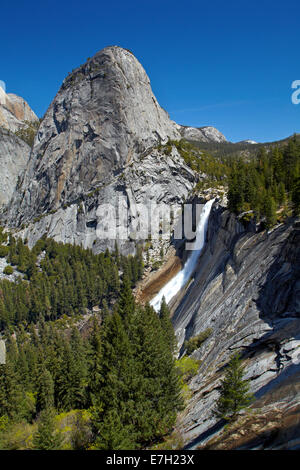 Nevada Fall und die Granit-Kuppel des Liberty Deckelung der Nebel Trail, Yosemite-Nationalpark, Kalifornien, USA Stockfoto