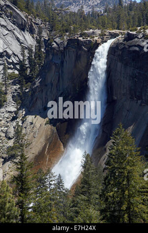 Merced River stürzt über Nevada fallen, der Nebel Trail, Yosemite-Nationalpark, Kalifornien, USA Stockfoto