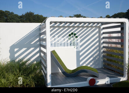 Garten - Digital grün - Außenzimmer mit Liege aus Holz gefertigt und mit Rasen bepflanzt - Designer - Clusius Stockfoto