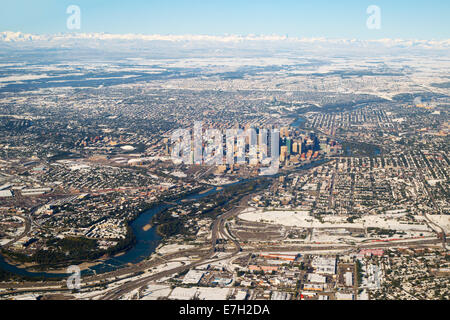 Blick aus der Vogelperspektive auf Calgary und den Bow River mit Blick nach Westen in Richtung der Rocky Mountains. Aufgenommen im Spätsommer nach dem ersten Schneefall der Saison. Stockfoto