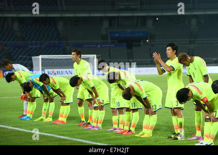 Incheon, Südkorea. 17. Sep, 2014. U-21U-21 Japan-Team Gruppe (JPN) Fußball: Männer Gruppenphase Japan zwischen 1-3 Irak Goyang Stadium während der 2014 Incheon Asian Games in Incheon, Südkorea. Bildnachweis: YUTAKA/AFLO SPORT/Alamy Live-Nachrichten Stockfoto