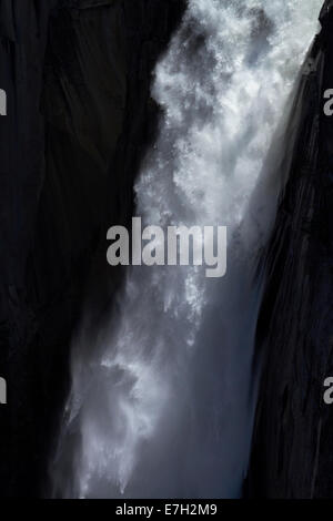 Merced River stürzt über Nevada fallen, der Nebel Trail, Yosemite-Nationalpark, Kalifornien, USA Stockfoto