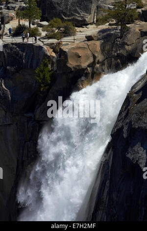 Wanderer an der Spitze der Nevada fallen, der Nebel Trail, Yosemite-Nationalpark, Kalifornien, USA Stockfoto