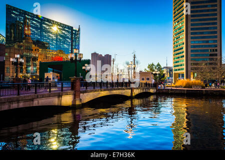 Das National Aquarium und World Trade Center in den Inner Harbor in Baltimore, Maryland. Stockfoto