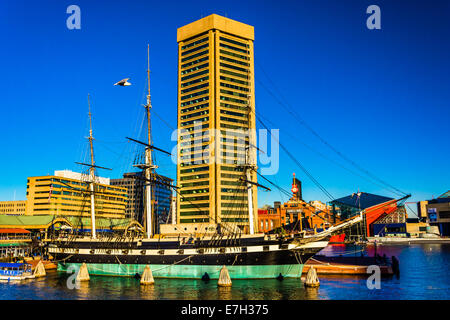 Die USS Constellation und World Trade Center, im Inneren Hafen von Baltimore, Maryland. Stockfoto