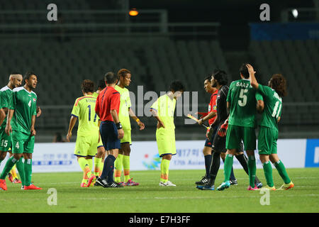 Incheon, Südkorea. 17. Sep, 2014. U-21U-21 Japan-Team Gruppe (JPN) Fußball: Männer Gruppenphase Japan zwischen 1-3 Irak Goyang Stadium während der 2014 Incheon Asian Games in Incheon, Südkorea. Bildnachweis: YUTAKA/AFLO SPORT/Alamy Live-Nachrichten Stockfoto