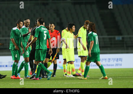 Incheon, Südkorea. 17. Sep, 2014. U-21U-21 Japan-Team Gruppe (JPN) Fußball: Männer Gruppenphase Japan zwischen 1-3 Irak Goyang Stadium während der 2014 Incheon Asian Games in Incheon, Südkorea. Bildnachweis: YUTAKA/AFLO SPORT/Alamy Live-Nachrichten Stockfoto