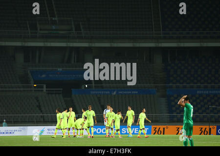 Incheon, Südkorea. 17. Sep, 2014. U-21U-21 Japan-Team Gruppe (JPN) Fußball: Männer Gruppenphase Japan zwischen 1-3 Irak Goyang Stadium während der 2014 Incheon Asian Games in Incheon, Südkorea. Bildnachweis: YUTAKA/AFLO SPORT/Alamy Live-Nachrichten Stockfoto