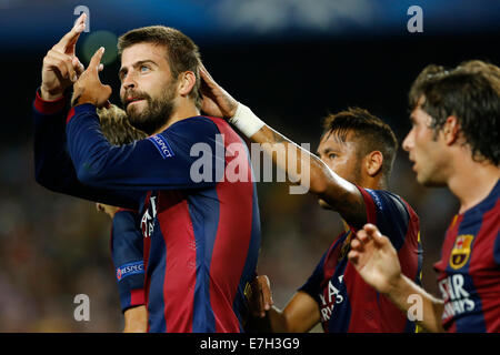 Bracelona, Spanien. 17. September 2014. Barcelonas Gerard Pique (L) feiert ein Ziel mit Teamkollegen während das Gruppenspiel der UEFA Champions League gegen Apoel FC im Camp Nou in Barcelona am 17. September 2014. Barcelona gewann 1: 0. Bildnachweis: Pau Barrena/Xinhua/Alamy Live-Nachrichten Stockfoto