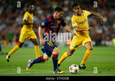 Bracelona, Spanien. 17. September 2014. Barcelonas Lionel Messi (C) durchbricht während das Gruppenspiel der UEFA Champions League gegen Apoel FC im Camp Nou in Barcelona am 17. September 2014. Barcelona gewann 1: 0. Bildnachweis: Pau Barrena/Xinhua/Alamy Live-Nachrichten Stockfoto