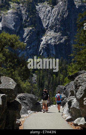 Familie auf den Spuren der Nebel Vernal und Nevada Fall, Yosemite-Nationalpark, Kalifornien, USA Stockfoto