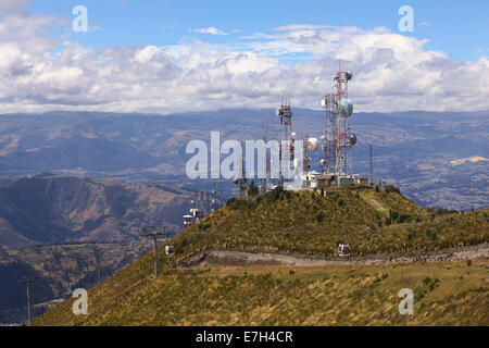 Die Kabel und einige Kabinen der Seilbahn Telefériqo kurz vor der Bergstation am Pichincha Berg in Quito, Ecuador Stockfoto