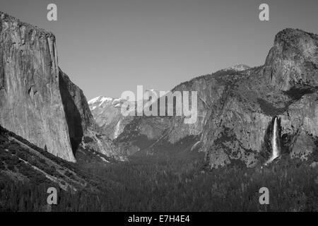 El Capitan, Yosemite Valley, Half Dome und Bridalveil Fall, gesehen vom Tunnel View, Yosemite-Nationalpark, Kalifornien, USA Stockfoto