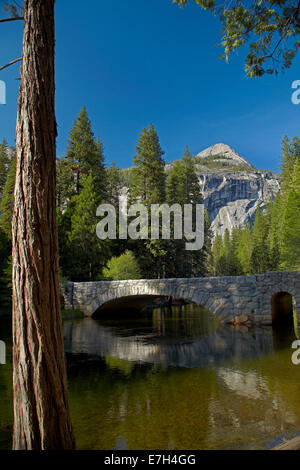 Stoneman Brücke über Merced River, Yosemite Tal, Yosemite-Nationalpark, Kalifornien, USA Stockfoto