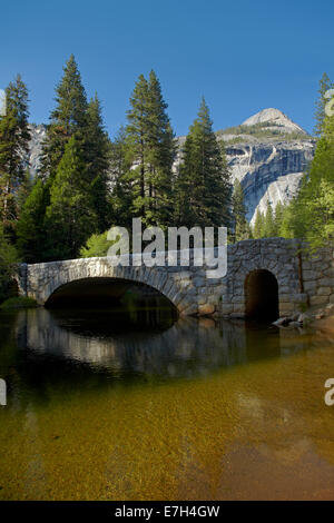 Stoneman Brücke über Merced River, Yosemite Tal, Yosemite-Nationalpark, Kalifornien, USA Stockfoto