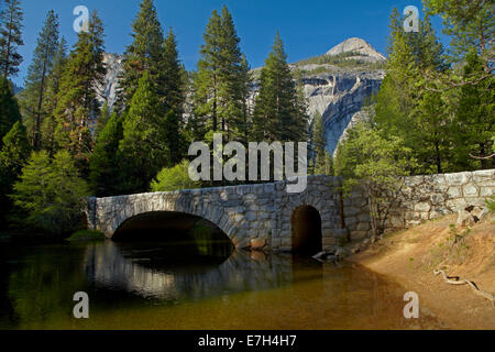 Stoneman Brücke über Merced River, Yosemite Tal, Yosemite-Nationalpark, Kalifornien, USA Stockfoto