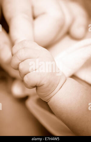 Sepia frisch geborenen Baby hält es für eine Mutter Finger. Stockfoto