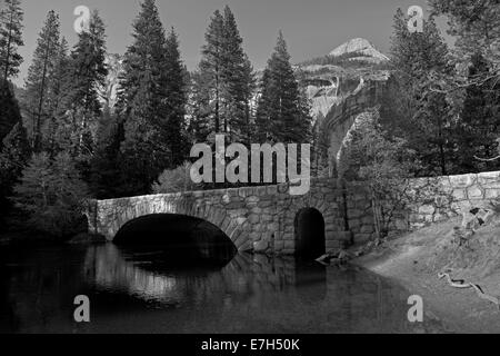 Stoneman Brücke über Merced River, Yosemite Tal, Yosemite-Nationalpark, Kalifornien, USA Stockfoto