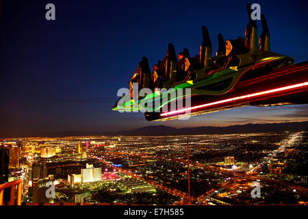 X-Scream Achterbahnfahrt auf Stratosphere Tower, 866 ft/264 m über Las Vegas, Nevada, USA Stockfoto