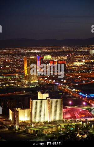 Nachtansicht von Trump International Hotel Circus Circus Hotel und Casino von Aussichtsplattform des Stratosphere Tower, Las Veg Stockfoto