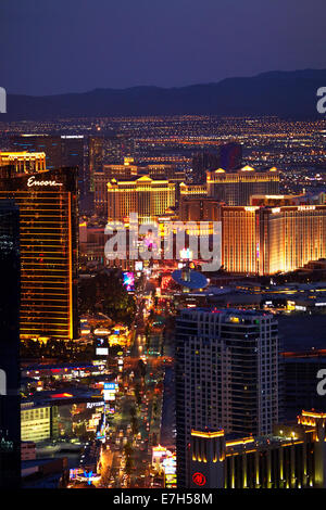 Nachtansicht des Hotels und Casinos entlang des Las Vegas Strip, von der Aussichtsplattform des Stratosphere Tower in Las Vegas, Nevada, USA Stockfoto