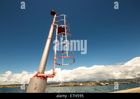 ein wenig Licht auf der Pier von Muggia, Italien Stockfoto