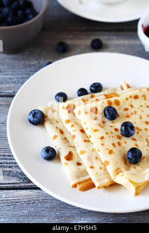 Süße Pfannkuchen auf einem Teller, Seitenansicht Stockfoto