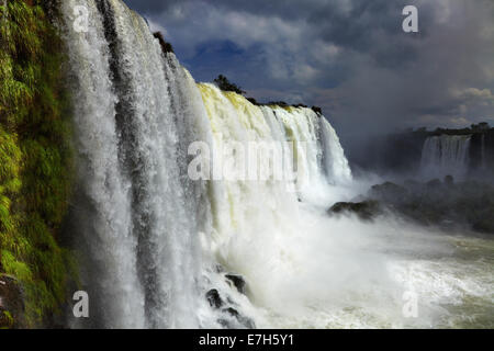 Iguaçu-Wasserfälle, die größten Wasserfälle der Welt, Blick von brasilianischer Seite-Serie Stockfoto