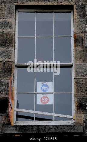 Edinburgh, Vereinigtes Königreich. 17. Sep, 2014. Fenster, die verschiedenen Straßen in der Altstadt von Edinburgh es säumen sind bedeckt mit '' Ja und '' No'' Meinungen über Unabhängigkeitsreferendum. Die Abstimmung findet am 18. September als Schottland die Zukunft Großbritanniens entscheidet © Gail Orenstein/ZUMA Draht/Alamy Live News Stockfoto