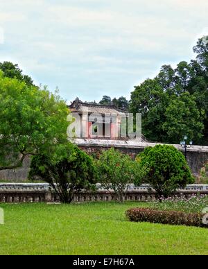 Ein Eintritt in die Kaiserstadt in Hue. Eine ummauerte Festung und Palast in der ehemaligen Hauptstadt von Vietnam. Stockfoto