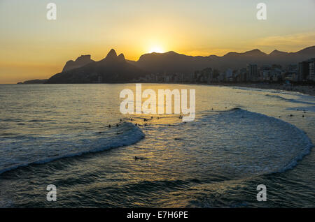 Brasilien, Rio De Janeiro Ipanema Bucht gesehen von der Pedra do Arpoador Vorgebirge bei Sonnenuntergang Stockfoto