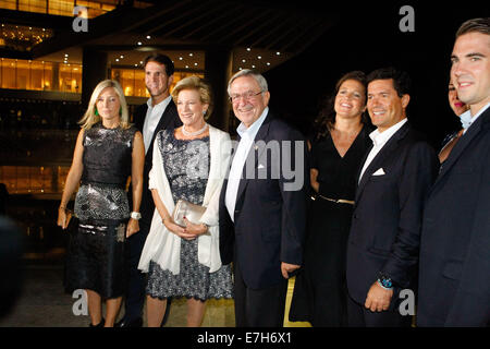 Athen, Griechenland. 17. Sep, 2014. Kronprinzessin Marie-Chantal von Griechenland, Kronprinz Pavlos von Griechenland, ehemaliger König Constantine von Griechenland und der ehemaligen Königin Anne-Marie von Griechenland, Prinzessin Alexia von Griechenland und Dänemark, ihr Ehemann Carlos Morales Quintana, Prinzessin Theodora von Griechenland und Dänemark und Prinz Philippos von Griechenland kommen für ein Abendessen organisiert von ehemaligen König Constantine von Griechenland und ehemalige Königin Anne-Marie ihre Goldene Hochzeit im Akropolis Museum in Athen zu feiern. Die goldene Hochzeit wird von Royals aus ganz Europa besucht werden. (Kredit-Bild: © Ar Stockfoto