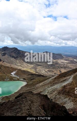 Blick auf den smaragdgrünen Seen auf Mt Tongariro Stockfoto