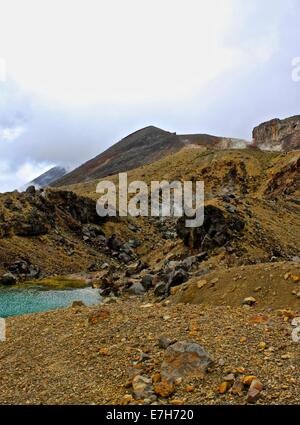 Blick auf den smaragdgrünen Seen auf Mt Tongariro Stockfoto