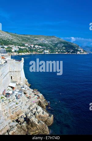 Buza-Bar klammert sich um Wand an der Klippe auf der Außenseite der Altstadt von Dubrovnik Stockfoto