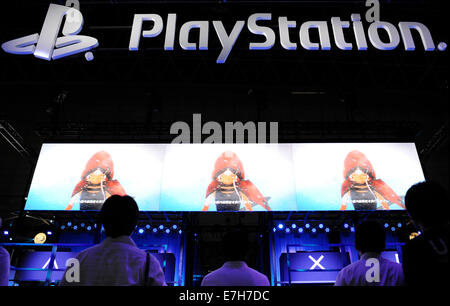 Chiba, Japan. 18. Sep, 2014. Menschen besuchen Sie den Stand der Playstation während der Tokyo Game Show 2014 in Makuhari Chiba, Japan, 18. September 2014. Insgesamt 421 Unternehmen und Organisationen aus 32 Ländern und Regionen an der Show teilnehmen. Bildnachweis: Stringer/Xinhua/Alamy Live-Nachrichten Stockfoto