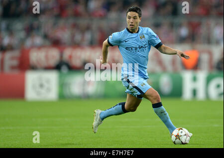 München, Deutschland. 17. Sep, 2014. Manchesters Samir Nasri steuert den Ball während der UEFA Champions League-Gruppe E-Fußballspiel zwischen FC Bayern München und Manchester City in München, 17. September 2014. Foto: Andreas Gebert/Dpa/Alamy Live-Nachrichten Stockfoto