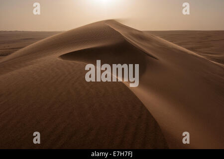 Wüstenwinde verlagern den Sand auf einer Sanddüne in der Mitte der Rub' al Khali Wüste in Saudi Arabien. Stockfoto