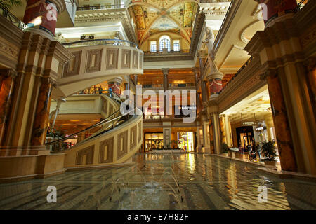 Spirale Rolltreppen und Pool in der Lobby des Forum Shops, Caesars Palace, Las Vegas, Nevada, USA Stockfoto