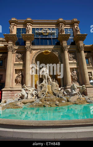 Trevi-Brunnen-Replikat außerhalb der Forum Shops, Caesars Palace, Las Vegas, Nevada, USA Stockfoto