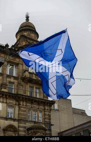 Glasgow, Schottland. 17. September 2014. Hunderte von Menschen besuchen "Ja Schottland in eine Kampagne" George Square, Glasgow mit Banner und Plakate, gibt es auch ausgewählte Referenten sowie live-Musik. Das Land geht an die Urnen auf 18. September 2014 zu entscheiden, ob Schottland ein unabhängiges Land oder bleibt im Vereinigten Königreich sein sollte. Bildnachweis: Martin Alan Smith/Pacific Press/Alamy Live-Nachrichten Stockfoto