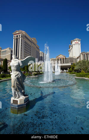 "Winged Sieg von Samothrace" Replikat Statue und The Fountains, Caesars Palace Hotel und Casino, Las Vegas, Nevada, USA Stockfoto