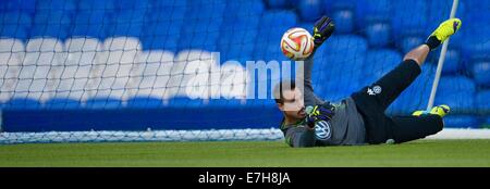 Liverpool, Vereinigtes Königreich. 17. September 2014.  Wolfsburgs Diego Benaglio während einer Trainingseinheit im Goodison Park Stadion in Liverpool, Großbritannien, 17. September 2014. Der VfL Wolfsburg spielt gegen den FC Everton in Liverpool am 18. September 2014. Foto: Peter Steffen/Dpa/Alamy Live News Stockfoto