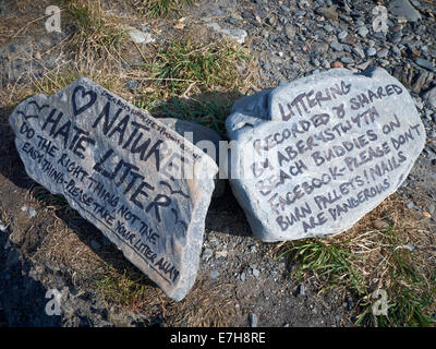 Antrag auf Felsen auf der Ceredigion Coast Path in der Nähe von Aberystwyth Wales UK geschrieben Stockfoto