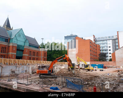 Baustelle des ehemaligen DSS oder DHSS mit Minshull Crown Court auf der linken Seite in Manchester UK Stockfoto